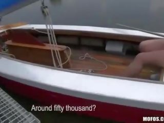 Pointy nippled hottie fucked na a loď