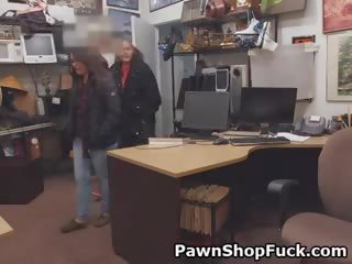 Toko lifting rambut coklat tertutup di meja di menggadaikan toko kantor