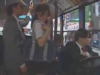 الآسيوية في سن المراهقة عسل متلمس في حافلة بواسطة مجموعة