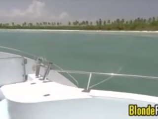 Rubia adolescente follando fuera en un barco