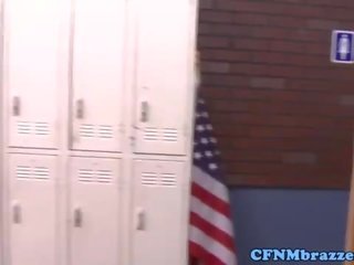 Pemandu sorak femdoms cockriding di ruang locker