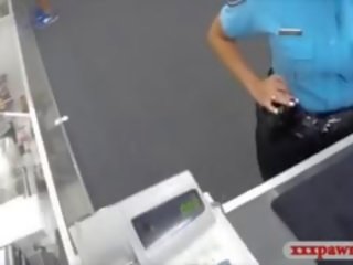 Besar payu dara polis pegawai menghisap dan fucked yang pawn lelaki
