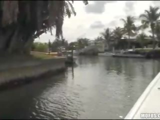 Mec montre son bain de soleil gf de une bateau