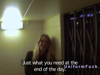 Politie officier eikels blondine in elevator