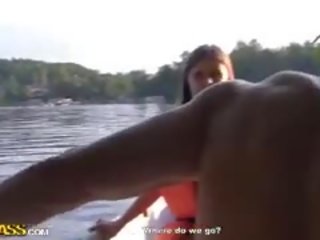 Delgada novio consigue clavado en la barco en un dos hombres una mujer trío