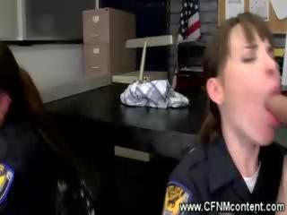 The ieslodzītie jāšanās the cops uz viņu mammīte twats