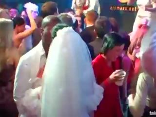 Exceptional întoarse pe brides suge mare cocoșilor în public