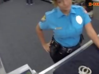 Ogromny cycuszki policja oficer pieprzony w the pawnshop na pieniądze
