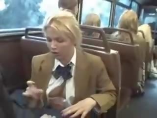 Blond stunner saugen asiatisch adolescents pecker auf die bus