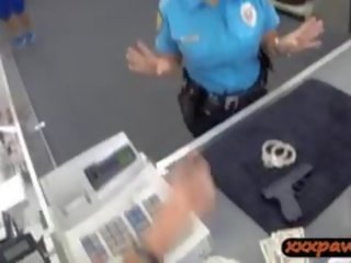 Młody kobieta policja oficer dostaje przybity w za pawnshop do zarabiać kasa