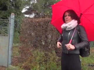 Dážď pomoc presvedčiť nevinný francúzske sexbomb prísť na van a súložiť