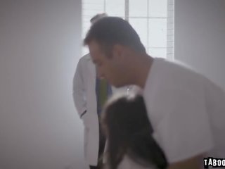 Doktorer michael och chad drag deras tuppar closer till nymphomaniac patienten emily