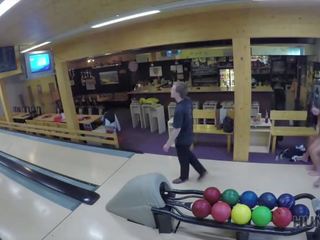 Hunt4k. gioventù penetra beguiling diva mentre cornuto giochi bowling